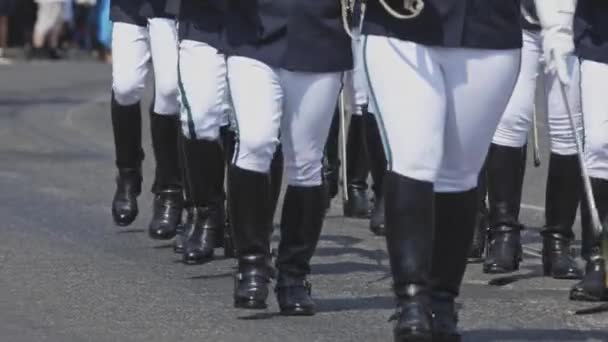 Policía Guardia Caminando Fila Durante Desfile Mid Shot — Vídeo de stock