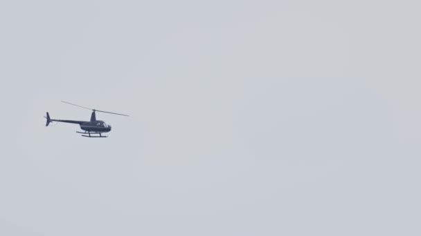 Helicóptero Militar Volando Cielo Gris Mid Shot — Vídeos de Stock