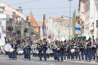 18 Haziran 2023 Lizbon, Portekiz: Sokaktaki geçit töreni sırasında çalan bir askeri orkestra. Orta çekim
