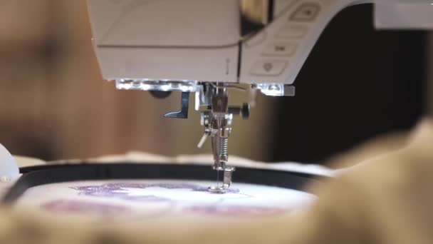 機械を使用して生地の刺繍 ミッドショット — ストック動画
