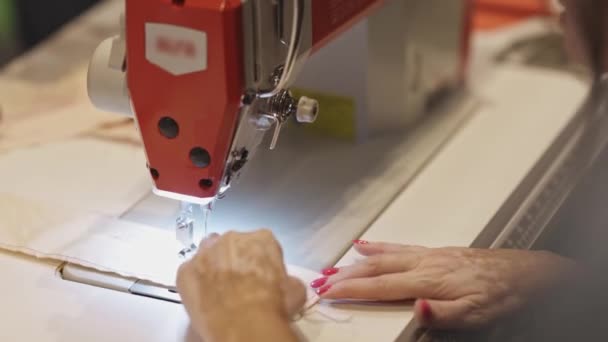 Una Donna Cuce Usando Una Macchina Cucire Mid Shot — Video Stock