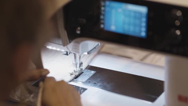 縫製機を使って工場で縫う女性 ミッドショット — ストック動画