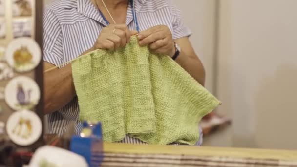 毛布を編む年配の女性 ミッドショット — ストック動画