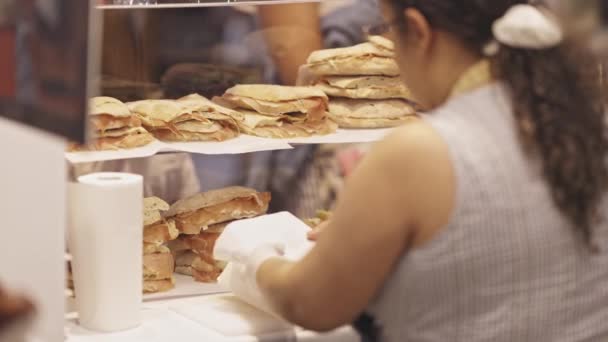 Fuardaki Bir Dükkanda Taze Ekmek Satılıyor Orta Çekim — Stok video