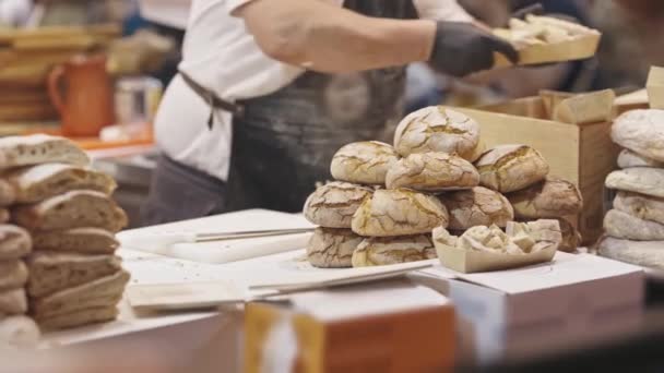 Een Hoek Die Vers Brood Verkoopt Kermis Tussenschot — Stockvideo