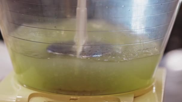 Hausgemachte Limonade Einer Maschine Auf Der Messe Verrühren Mittelschuss — Stockvideo