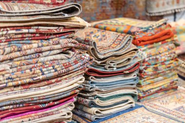 Panayırda üzerinde folklor süsleri olan havlular. Orta çekim