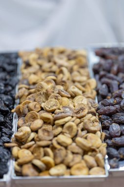 Piyasada kurutulmuş meyve satışı için bir köşe. Orta çekim