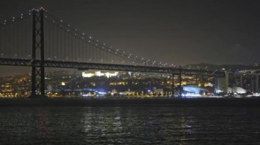 Geceleri Lizbon ve köprü. Orta çekim