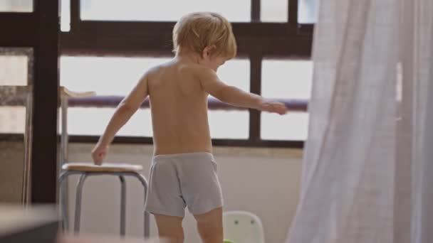 Mały Chłopiec Bieliźnie Bawiący Się Kuchni Środek Strzału — Wideo stockowe