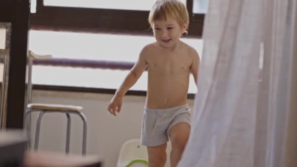 Mały Chłopiec Bieliźnie Bawiący Się Tańczący Kuchni Środek Strzału — Wideo stockowe