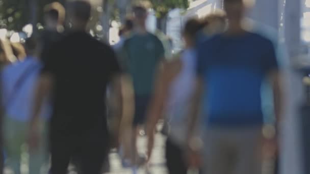 Siluetas Gente Caminando Por Calle Día Caluroso Mid Shot — Vídeo de stock