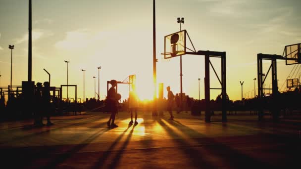 Mladí Lidé Hrají Při Západu Slunce Basketbal Střední Snímek — Stock video