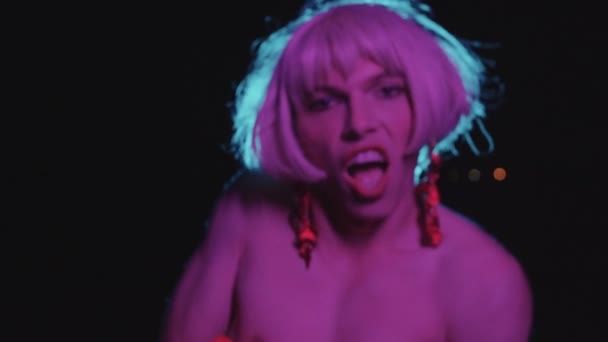 Abartılı Travesti Kamera Önünde Gösteriş Yapıyor Portre — Stok video