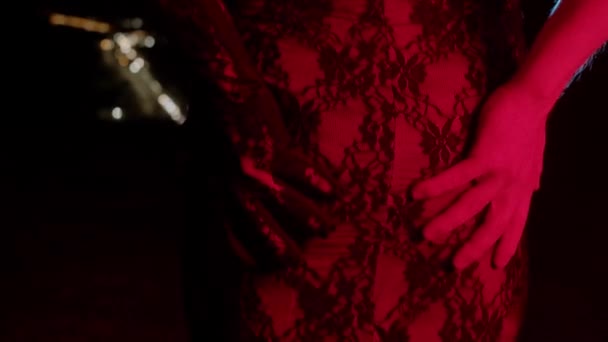 Drag Queen Vestido Ajustado Iluminación Roja Mid Shot — Vídeo de stock