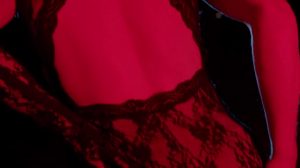 Extravagant Drag Queen Στενό Φόρεμα Κόκκινο Φωτισμό Μεσαίο Πλάνο — Αρχείο Βίντεο