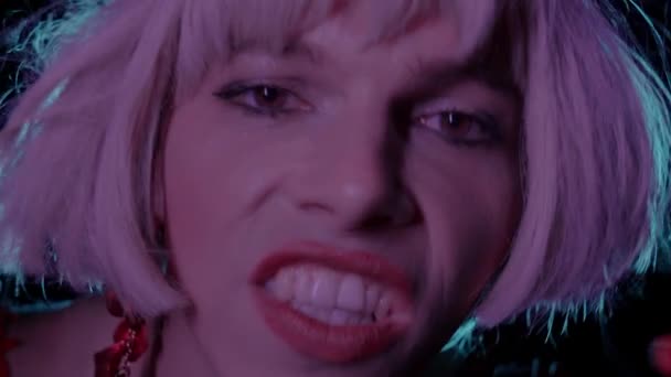 Trageți Queen Perucă Blondă Grimacing Cameră Lumină Neon Portret — Videoclip de stoc