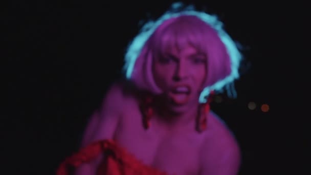 Drag Queen Rochie Roșie Grimacing Cameră Portret — Videoclip de stoc