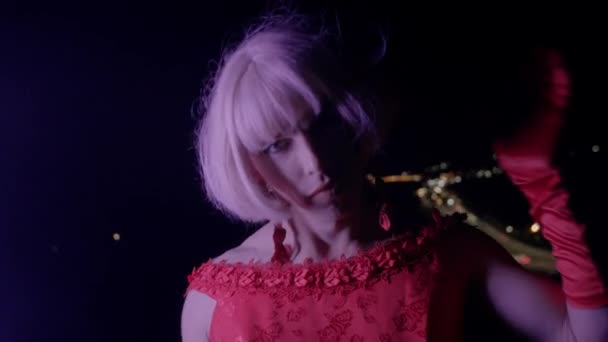 Drag Queen Vestido Rojo Hace Alarde Cámara Por Noche Retrato — Vídeo de stock