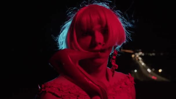 Drag Queen Lèche Talon Chaussure Dans Éclairage Rouge Portrait — Video