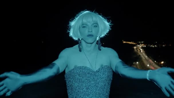 Drag Queen Mavi Işıkta Kameranın Önünde Hava Atıyor Portre — Stok video