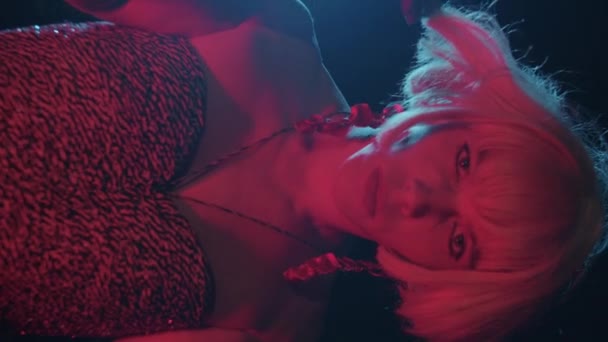 Cheeky Drag Queen Vestido Apertado Iluminação Vermelha Tiro Vrtical — Vídeo de Stock