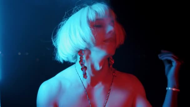 Çekici Sarışın Bir Vapur Kamera Önünde Gösteriş Yapan Bir Travesti — Stok video