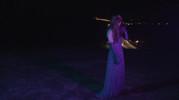 穿着紧身衣的拖曳女王晚上站在外面跳舞 — 图库视频影像