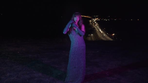 Drag Queen Ένα Μακρύ Σφιχτό Φόρεμα Στέκεται Έξω Νύχτα Και — Αρχείο Βίντεο