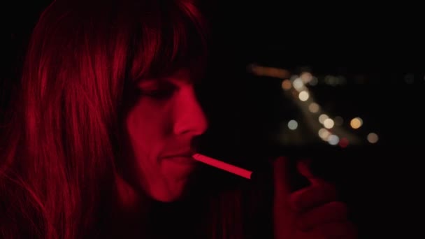 Drag Queen Allume Une Cigarette Dans Éclairage Rouge Portrait — Video