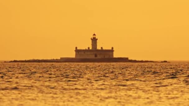 オレンジ色の霧の日没のブギオ灯台 ミッドショット — ストック動画