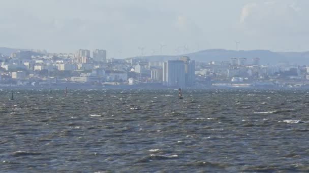 街と前景の川の景色 背景にある風車 シティスケープ — ストック動画