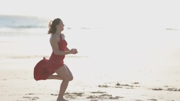 Tanečnice Červených Večerních Šatech Rozprchne Písku Skočí Střední Snímek — Stock video