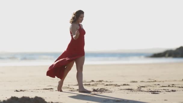 Χαριτωμένη Γυναίκα Κόκκινο Φόρεμα Χορεύει Στην Παραλία Μεσαίο Πλάνο — Αρχείο Βίντεο