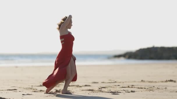 Sahilde Dans Eden Kırmızı Elbiseli Zarif Genç Bayan Orta Çekim — Stok video