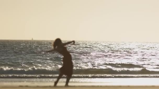 Esnek Bir Kadın Dans Ediyor Gün Batımında Deniz Kıyısında Köprüde — Stok video