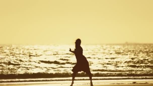 Витончена Молода Жінка Червоній Сукні Танцює Самоті Пляжі Заході Сонця — стокове відео