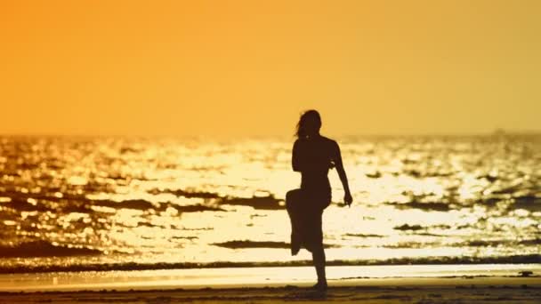 Pełna Wdzięku Młoda Kobieta Czerwonej Sukience Tańcząca Samotnie Plaży Pomarańczowym — Wideo stockowe