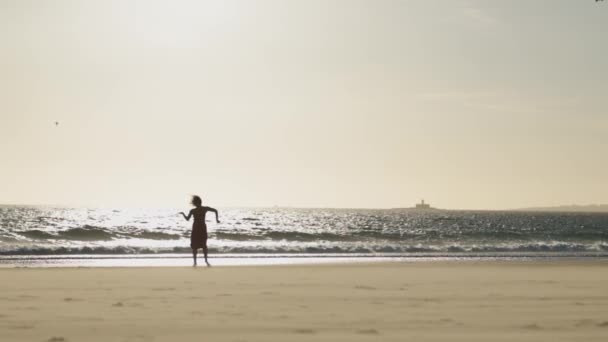 Витончена Молода Жінка Довгій Сукні Танцює Сама Пляжі Ранньому Заході — стокове відео
