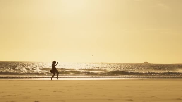 Jovem Graciosa Vestido Longo Dançando Sozinha Praia Pôr Sol Meio — Vídeo de Stock