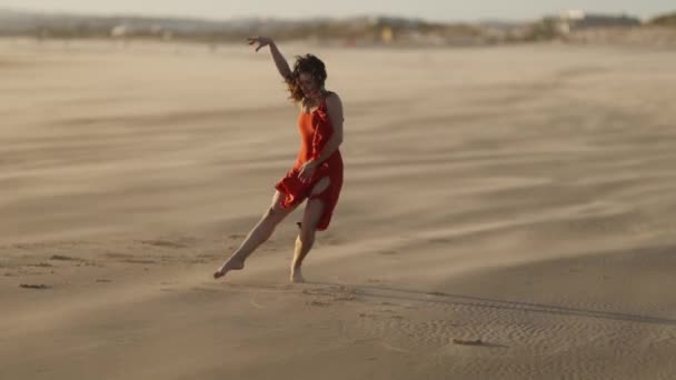 Gracieuse Jeune Femme Robe Rouge Dansant Sur Plage Sable Dans — Video