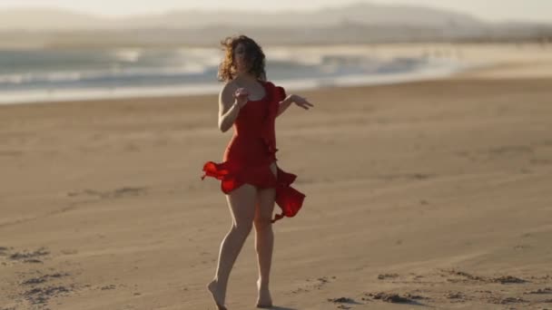 Une Jeune Femme Robe Rouge Dansant Sur Une Plage Sable — Video
