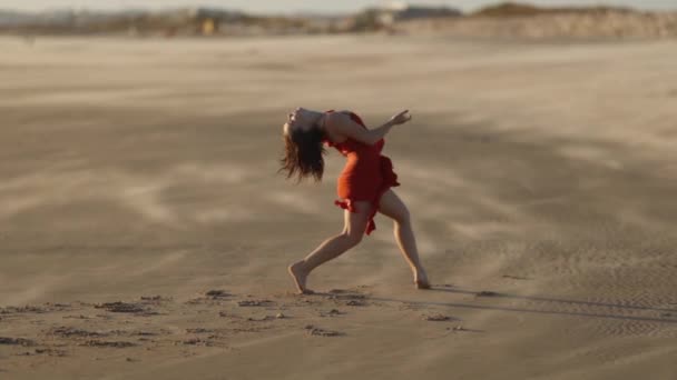 Gracieuse Jeune Femme Souriante Robe Soirée Rouge Dansant Sur Plage — Video