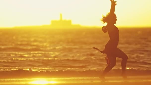 Jovem Graciosa Vestido Dançando Sozinha Costa Pôr Sol Laranja Brilhante — Vídeo de Stock