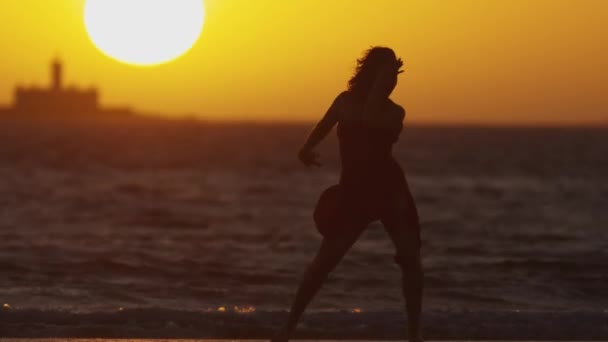 日落时在海滨跳舞的女人的黑暗轮廓 — 图库视频影像