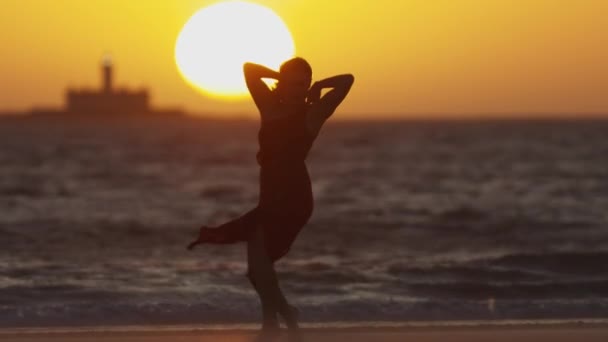 Σκούρα Σιλουέτα Χαριτωμένης Χορεύτριας Νεαρής Γυναίκας Στην Παραλία Κατά Διάρκεια — Αρχείο Βίντεο