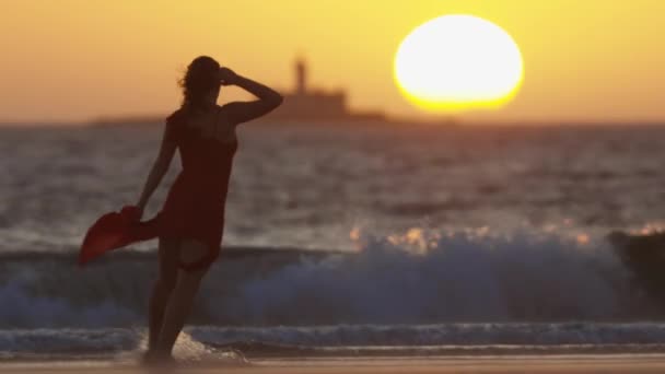 Silhueta Escura Jovem Graciosa Dançando Praia Durante Pôr Sol Laranja — Vídeo de Stock