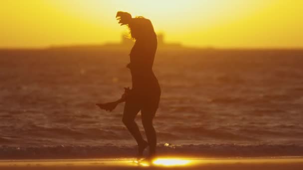 Silhouette Jeune Femme Gracieuse Dansant Sur Rivage Pendant Coucher Soleil — Video