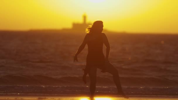 Silhueta Jovem Graciosa Dançando Praia Durante Pôr Sol Laranja Brilhante — Vídeo de Stock