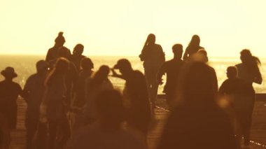 Gün batımında kalabalığın silueti. Orta çekim